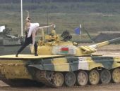 В Крыму девушки танцуют с танками и на них