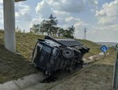 На трассе Таврида грузовик опрокинулся в кювет