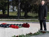 Путин возложил цветы к мемориальному комплексу в Севастополе