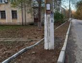 И так сойдёт: в Керчи тротуар проложили прямо через столбы