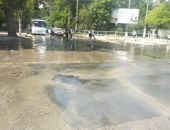 В Симферополе из-под асфальта забил трехметровый фонтан