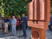 В Ялте открыли памятник двум алфавитам