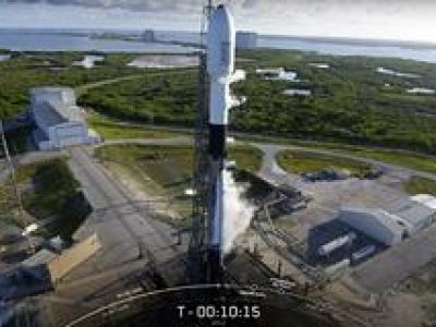 SpaceX ��������� ������� � ����