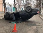 В Симферополе водитель "Ягуара" устроил ДТП, влетел в дерево и перевернулся