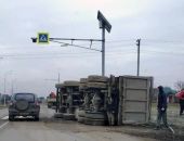 В Крыму на трассе сегодня перевернулся грузовик