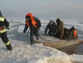 Около 50 рыбаков оказались на оторванной льдине на Сахалине