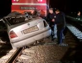 В Крыму под поезд попал автомобиль, погибли четверо