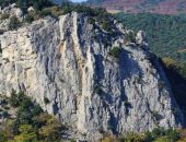 В Крыму камень скатился с горы на туриста