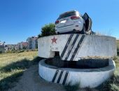 Автомобиль с калужскими номерами припарковался на памятнике в Севастополе