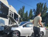 На автовокзале Керчи столкнулись легковушка и автобус