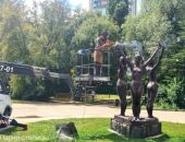 В Симферополе подростки отжимались на памятнике «Три грации»