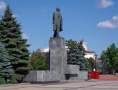 От памятника Ленину в Керчи начали отваливаться плиты