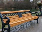 В Симферополе в парке устанавливают экоскамейки