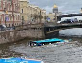 Автобус с пассажирами упал с моста в реку в Петербурге