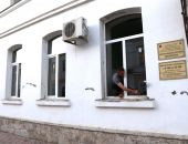 В детской библиотеке на Земской устанавливают новые окна