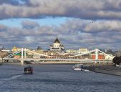 Мужчина спрыгнул с Крымского моста на прогулочный теплоход в Москве