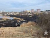 В Симферополе горел камыш, ветер затруднил тушение пожара, но справились