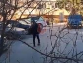 В Севастополе мужчина  кирпичом и гантелью разбил три иномарки