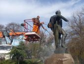 В Симферополе вымыли памятники Екатерине II и Александру Суворову