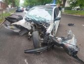 В Керчи автомобиль врезался в дерево, водитель погиб 