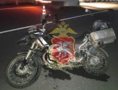 Мотоциклист врезался в металлическое ограждение и скончался в больнице в Крыму Мотоциклист врезался в металлическое ограждение и скончался в больнице в Крыму
