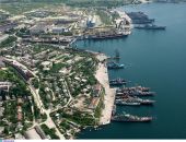 В Крыму в Севастопольской бухте обнаружили двухсантиметровый слой нефти