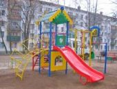 В Крыму мать забыла детей в песочнице