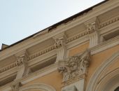 На центральной улице Симферополя со стены дома обвалилась лепнина