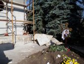 По ночам с могилы Джарты выкапывают цветы