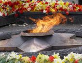 Саша и Алена нацарапали на Вечном огне любовные признания