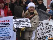 В Симферополе мамочки с детьми вышли в холодную погоду на митинг