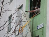 В Керчи мужики тащили лодку в многоэтажку