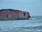 В Керчи на берег выбросило баржу
