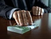 В Крыму врач требовал взятку за выдачу больничных