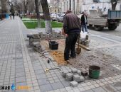 В Симферополе рабочие заделывают провал на улице Горького