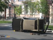В Симферополе после ДТП в центре города авто опрокинулось на бок