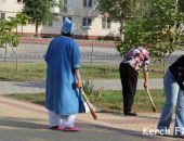 В Керчи на субботник выгнали людей в медхалатах