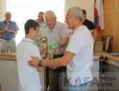 В феодосийском исполкоме наградили юных футболистов