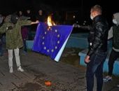 В Крыму активисты пророссийских организаций подожгли флаг Евросоюза