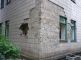 В Славянске снаряд попал в здание детсада В Славянске снаряд попал в здание детсада