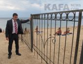 На пляжах Феодосии снесли заборы  