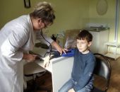 С 1 января детей в больницах принимают с полисом и родителями 
