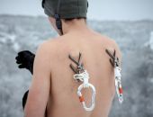 В Крыму экстремал прыгнул с 62 метров с 4-мя крюками в спине